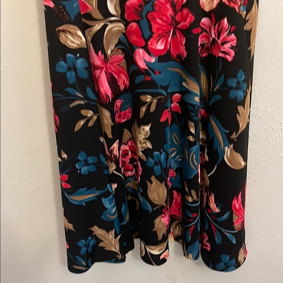 Floral Sleeveless Dress - Black and Pink - Picture 4 of 7